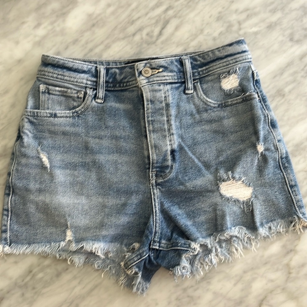Hollister Excellent condition Ultra High Rise Mom shorts 3inch size 26 (3)